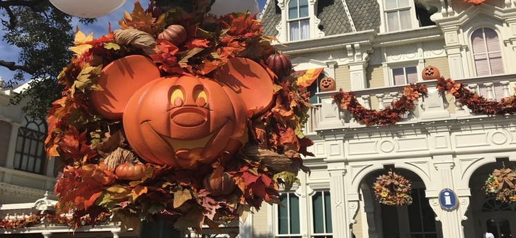 The Fall Decorations Return To Magic Kingdom For 2018 The